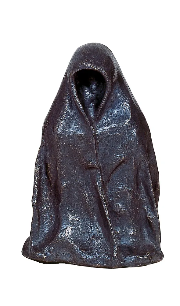 Foto de pequeña escultura de bronce de personaje con capa de Leonora Carrington titulada cuculati sin fecha